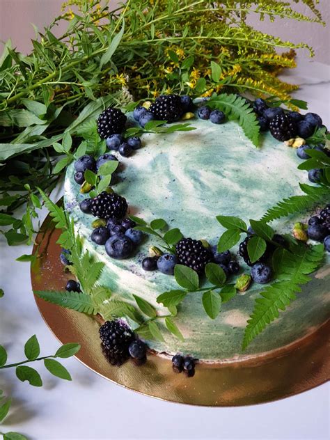 Valentino dienos torto puošyba uogomis ir širdelėmis