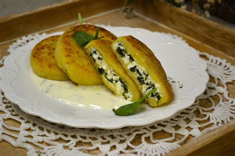 Vegetariški žemaičių blynai su varškės ir špinatų įdaru