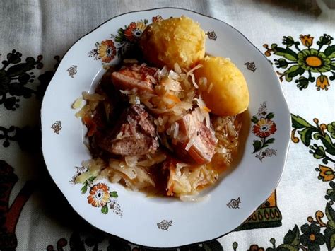 Troškinta kiaulienos kulninė su raugintais kopūstais