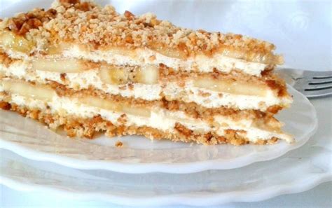 Meduolių torto sluoksniai su bananais ir kreminiu pertepimu