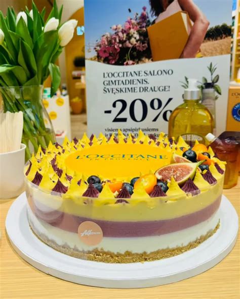 Moderniai papuoštas meduolių tortas su elegantišku dizainu