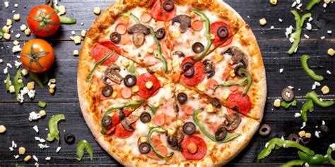 Autentiška itališka pica su įvairiais priedais