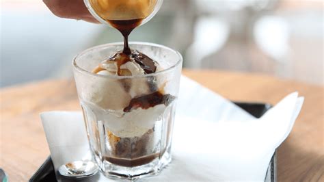 Affogato desertas su ledais ir kava