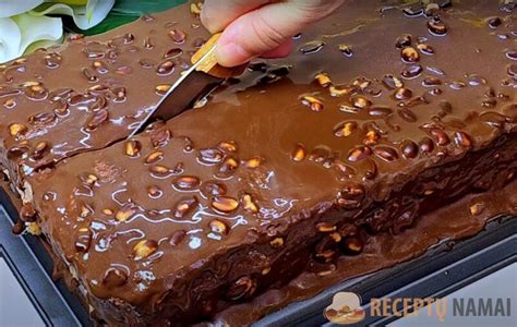 Tortas su kakavos kremu ir šokoladiniu glajumi