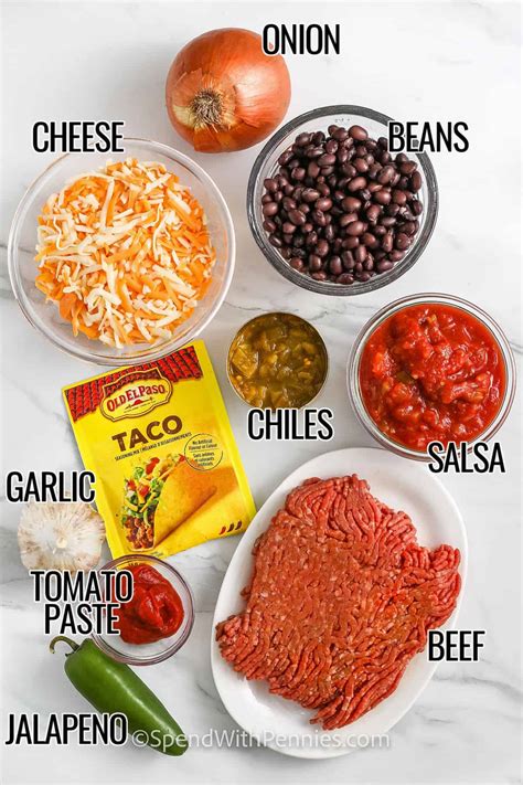 Meksikietiško įdaro ingredientai: faršas, paprika, kukurūzai, prieskoniai