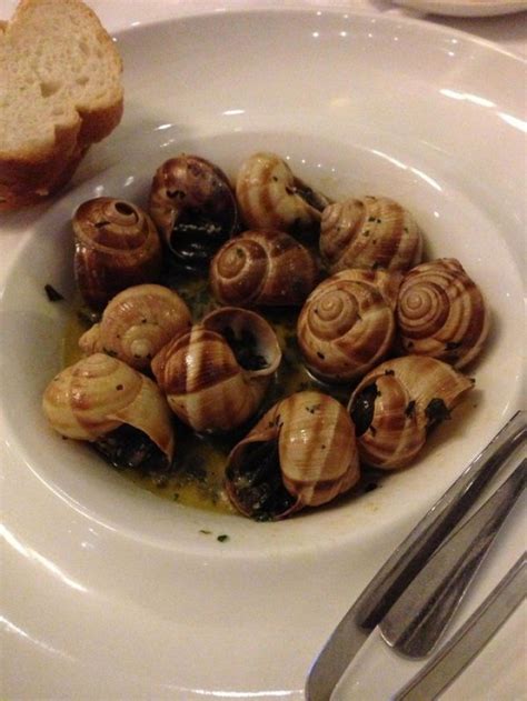 Įvairūs prancūzų delikatesai: sraigės, varlių kojelės, foie gras