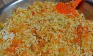 Įvairūs plovo ingredientai: ryžiai, morkos, mėsa, prieskoniai
