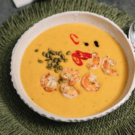 Kreminė moliūgų sriuba su pesto ir krevetėmis