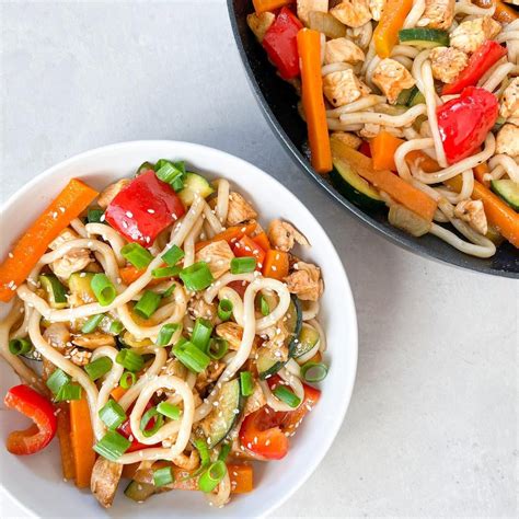 Yaki Udon patiekalas su daržovėmis ir mėsa