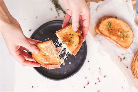 Keptas sūrio ir kumpio sumuštinis