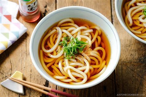 tradiciniai japoniški udon makaronai dubenėlyje
