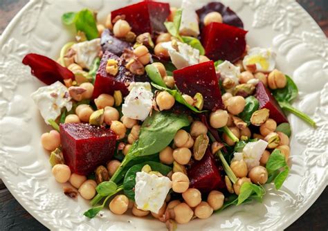 Vegetariškos salotos su avinžirniais ir feta
