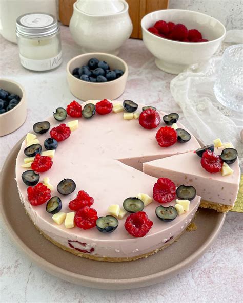 Nekeptas tortas su maskarpone, jogurtu ir avietėmis
