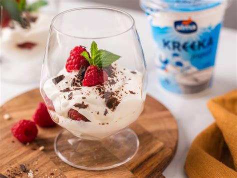 Graikiško jogurto tiramisu sluoksniuotas deserto stiklinėje