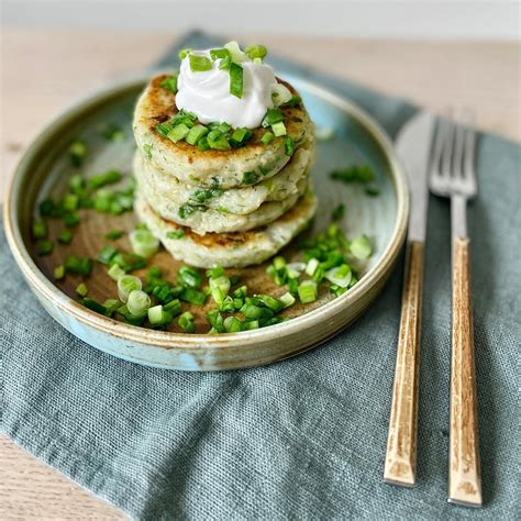 Veganiniai bulviniai blyneliai patiekiami su žalumynais