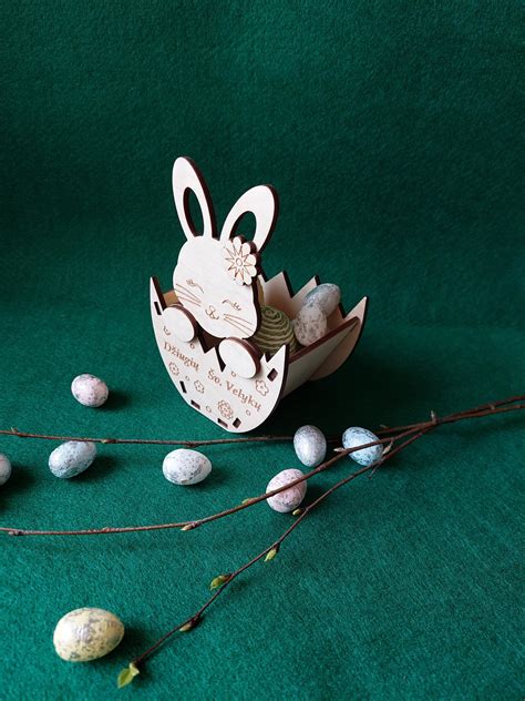 nuotrauka su paruoštu netikru zuikiu