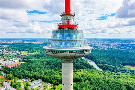 Vilniaus televizijos bokštas naktį su šventiniu apšvietimu