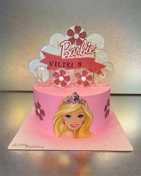 Rankomis dekoruotas Barbės tortas