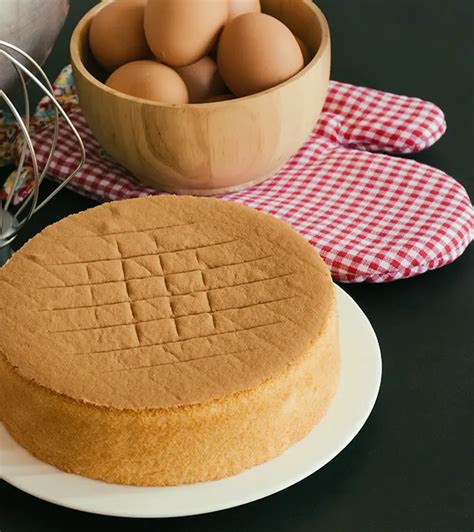 keptuvėje kepamas biskvitas