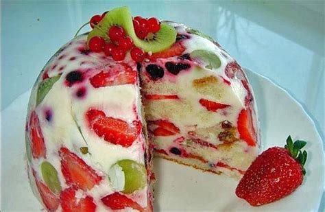 paruoštas tortas su kondensuoto pieno biskvitu ir uogomis