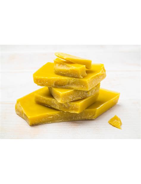 Natūralūs ingredientai rankų darbo kosmetikai: bičių vaškas, aliejai, sviestai
