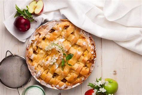 Įvairūs ingredientai obuolių pyragui