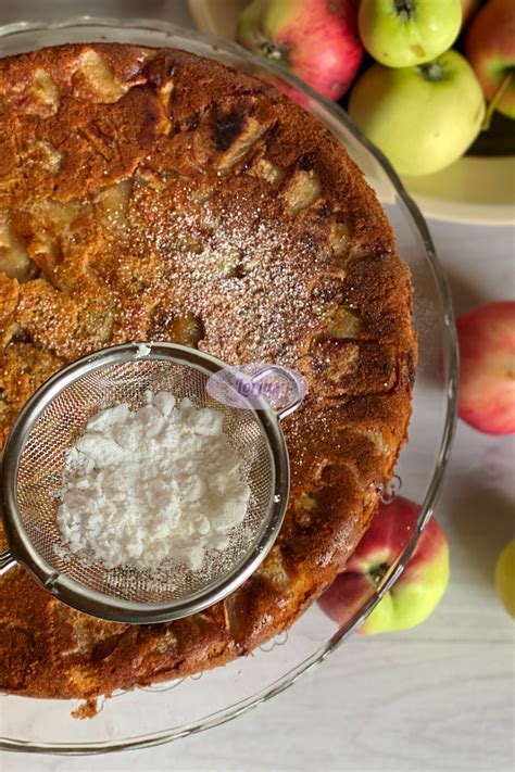 Patiektos obuolių pyrago roželės su cukraus pudra