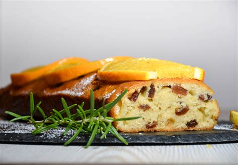 Greipfrutinis pyragas su baltu glajumi ir citrusų griežinėliais