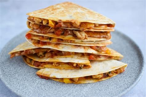 Meksikietiško maisto asorti su tortilijomis (takai, buritai, kesadilijos)