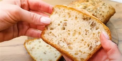 Moters rankos minkiančios duonos tešlą