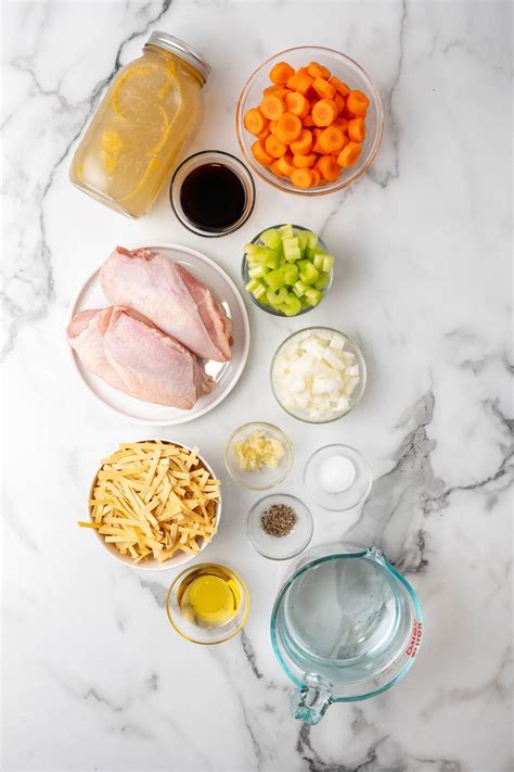 Šviežių žalių makaronų padažo ingredientai