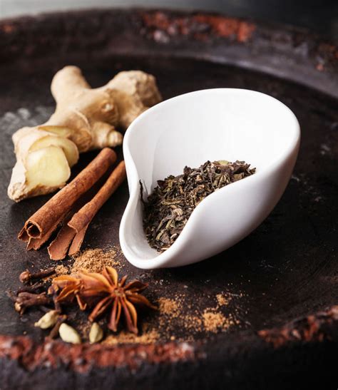 Įvairūs Masala Chai prieskoniai: cinamonas, kardamonas, imbieras, gvazdikėliai, pipirai