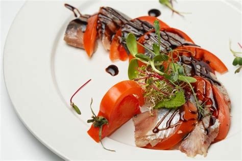 paruoštas silkės su pomidorais patiekalas