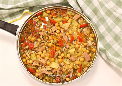Paruoštas aromatingas kalakutienos ir avinžirnių troškinys