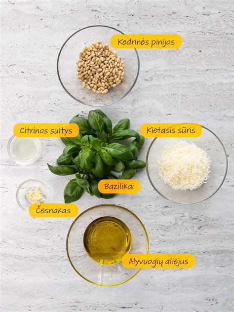 Pesto ingredientų koliažas (bazilikas, pinijos, sūris, alyvuogių aliejus, česnakas)