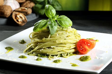 Lėkštė makaronų su pesto padažu ir parmezano sūriu