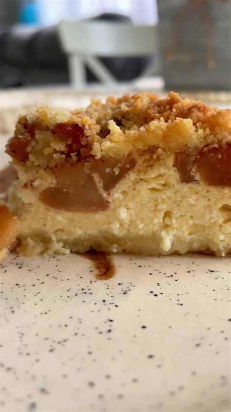 Karamelizuoti obuoliai pyrago viršuje