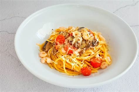 Makaronai su krevetėmis, pievagrybiais ir pomidorais
