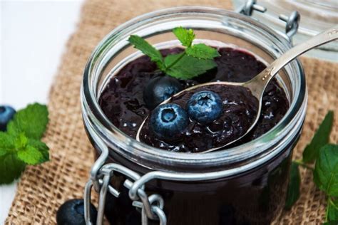 Naminės mėlynių uogienės stiklainiai
