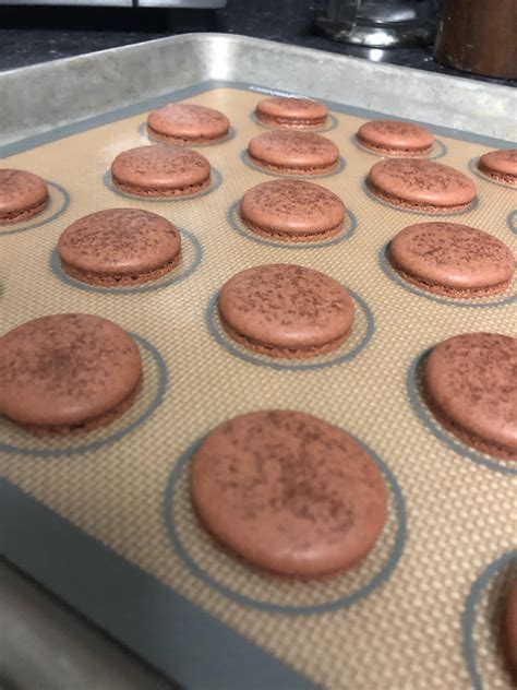 Įvairiaspalviai macarons ant lėkštės