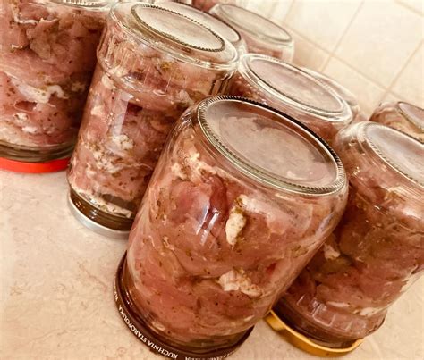 Paruošta konservuota kiauliena orkaitėje stiklainiuose