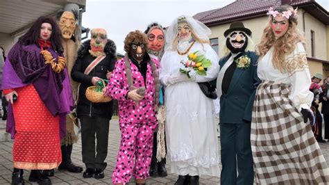 Užgavėnių persirengėliai su blynais