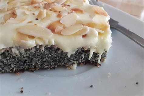 Torto pjūvis su aguonų ir migdolų lakštais