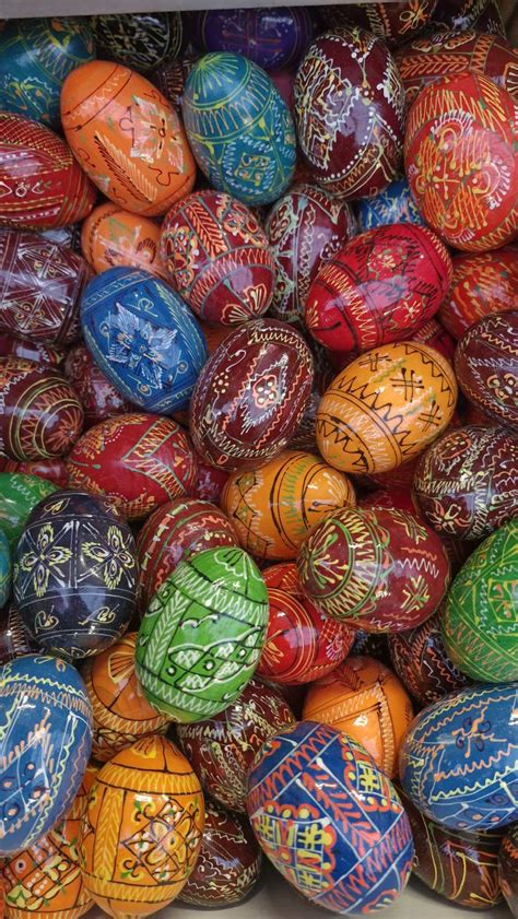 Išmarginti velykiniai kiaušiniai su tradiciniais raštais