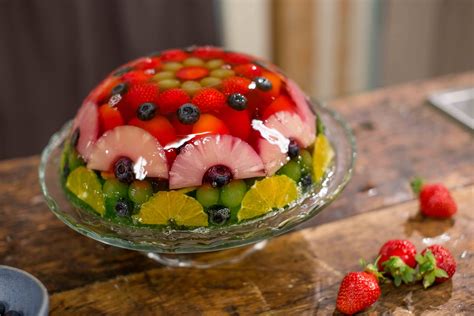 „Mozaikos“ želė tortas su spalvotais želės kubeliais