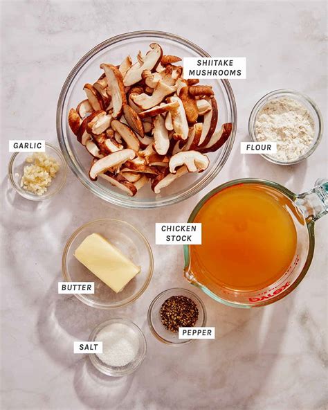 Visi kukulių ir padažo ingredientai ant stalo
