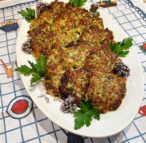 Cukinijų blynai su silkės gabalėliais ir ikrais