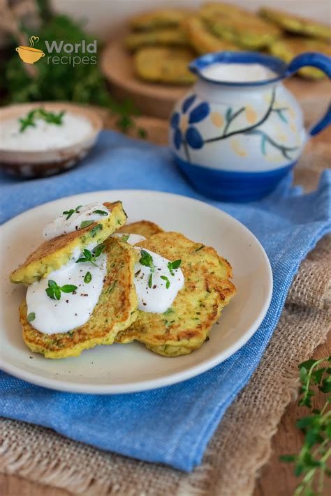 Vegetariški cukinijų blyneliai su jogurto padažu
