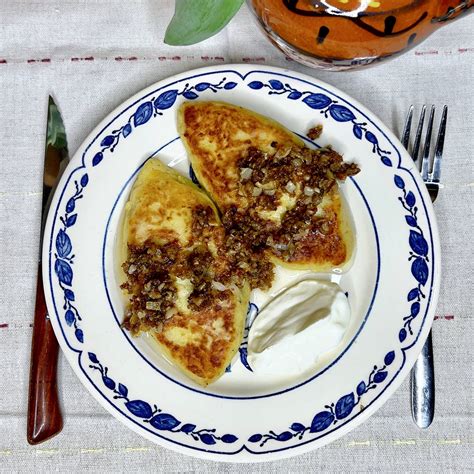 Tradiciniai lietuviški žemaičių blynai su kepenėlių įdaru