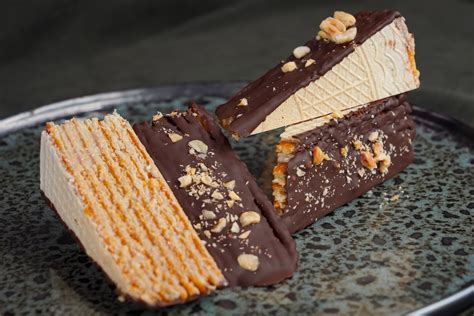 Vaflių tortas su karamelizuotu kondensuotu pienu ir šokoladu
